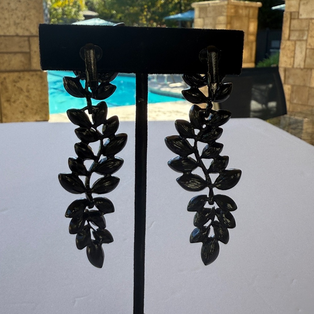 Elegant Kenneth Jay Lane Black Leaf Drop Earrings. - Picture 2 of 6
